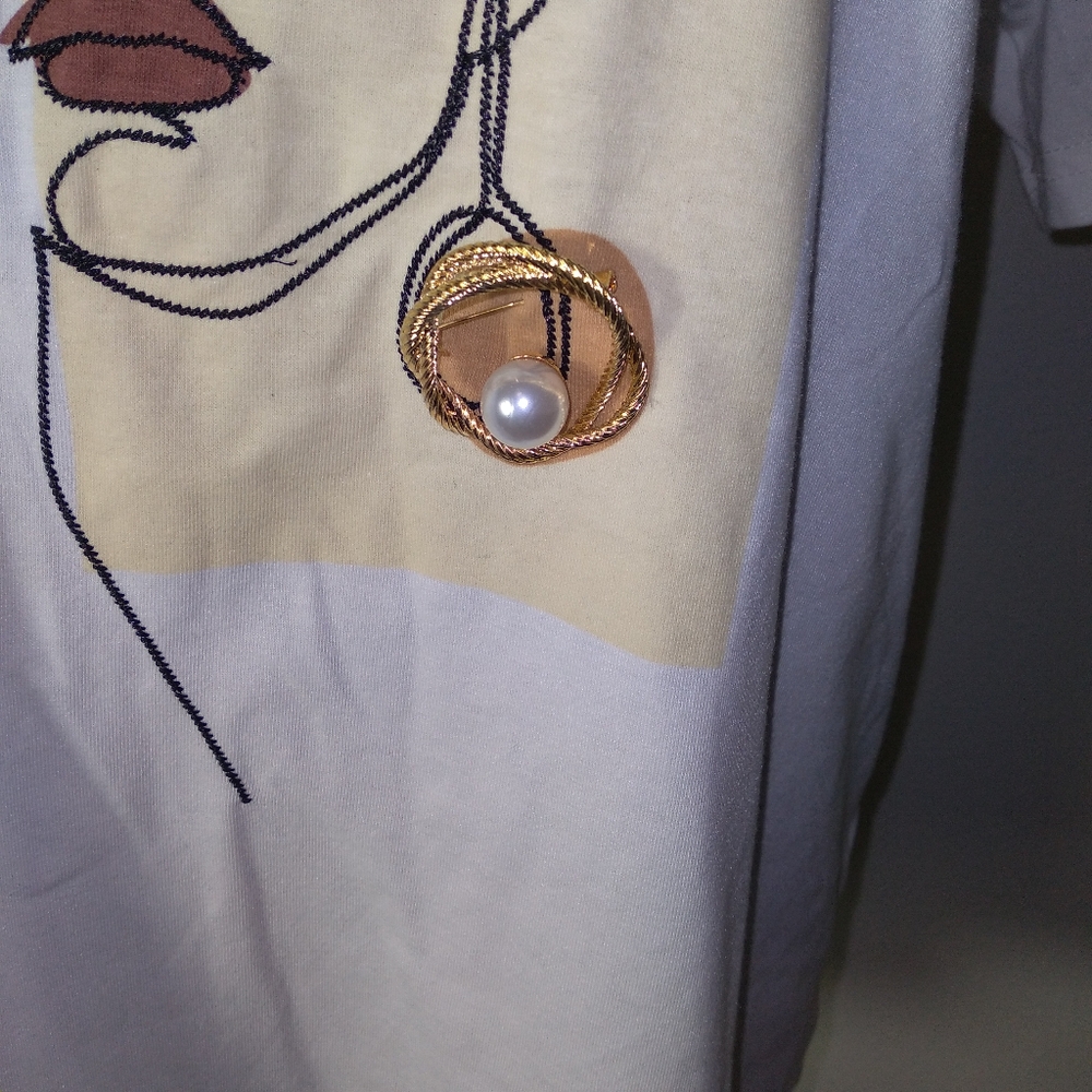 Classy Woman In Hat Line Art White Shirt w/ Detachable Gold-Tone/ Pearl Brotch - Picture 3 of 5